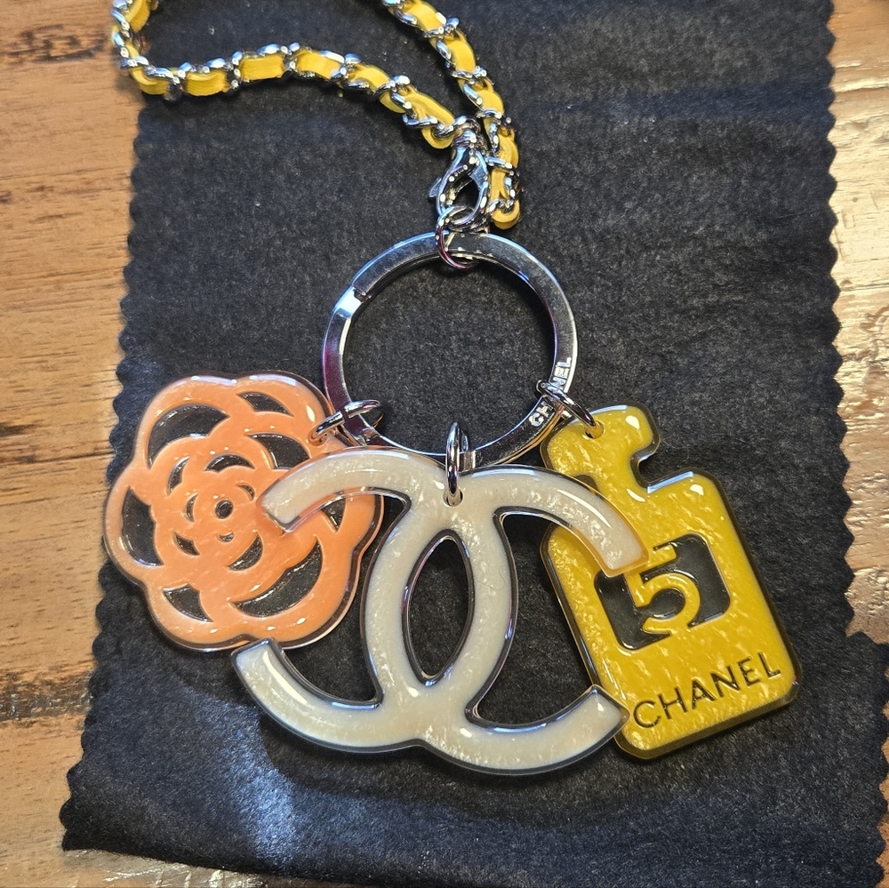 #104 -  Authentic Chanel Coco Mark Key Charm / Key Holder - Picture 13 of 16